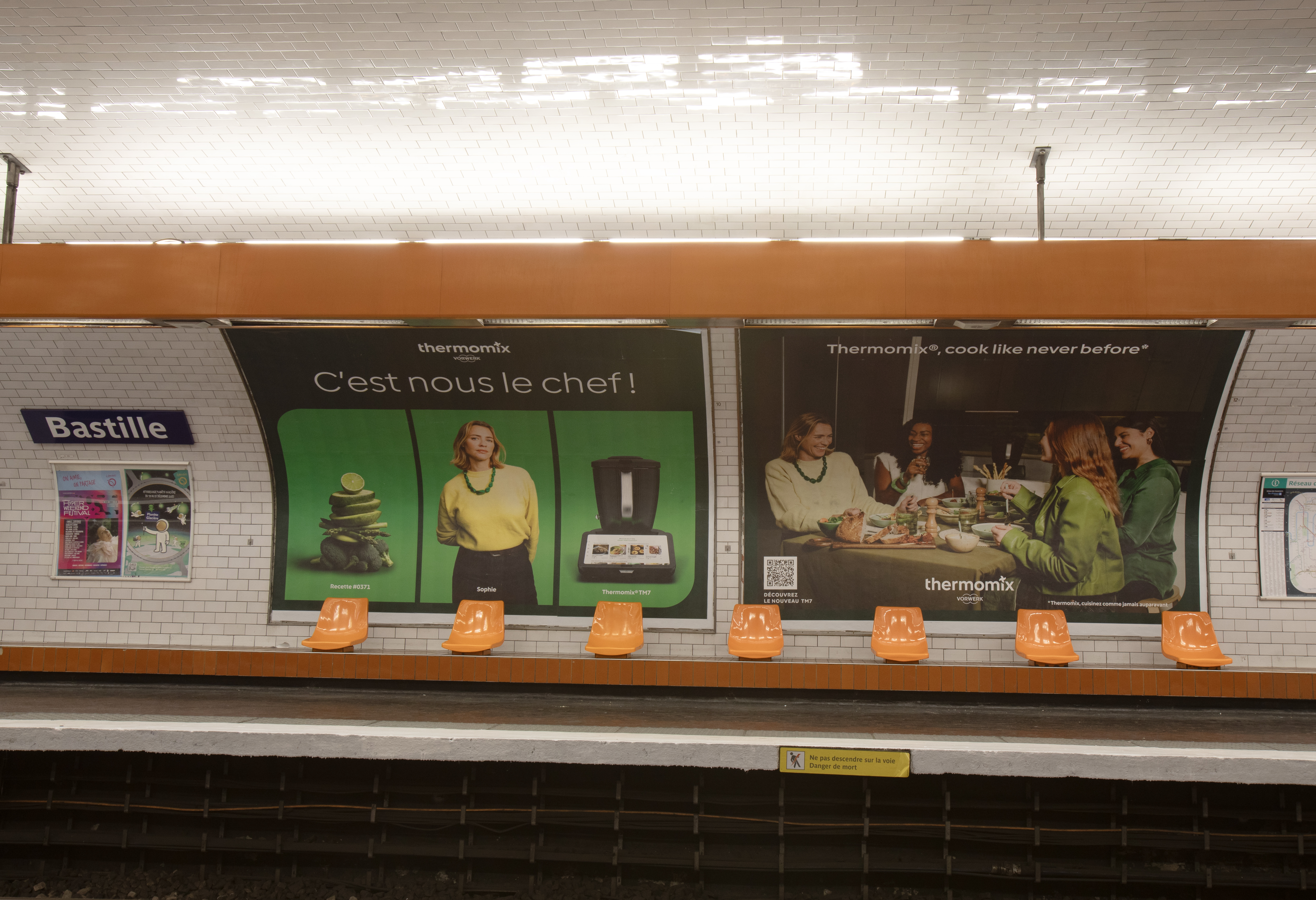 Thermomix campaign on Paris metro platform