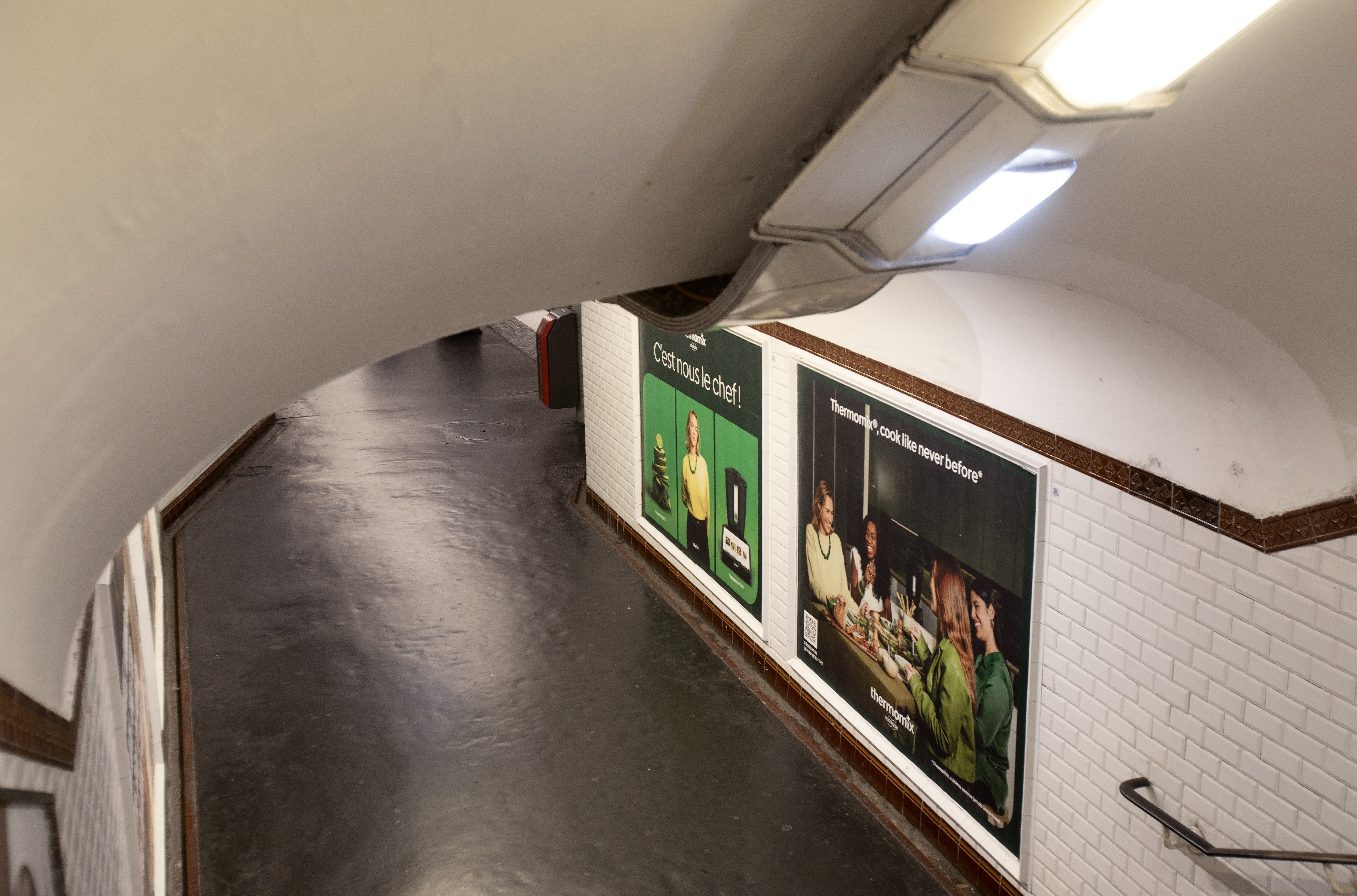 Thermomix campaign on Paris metro platform