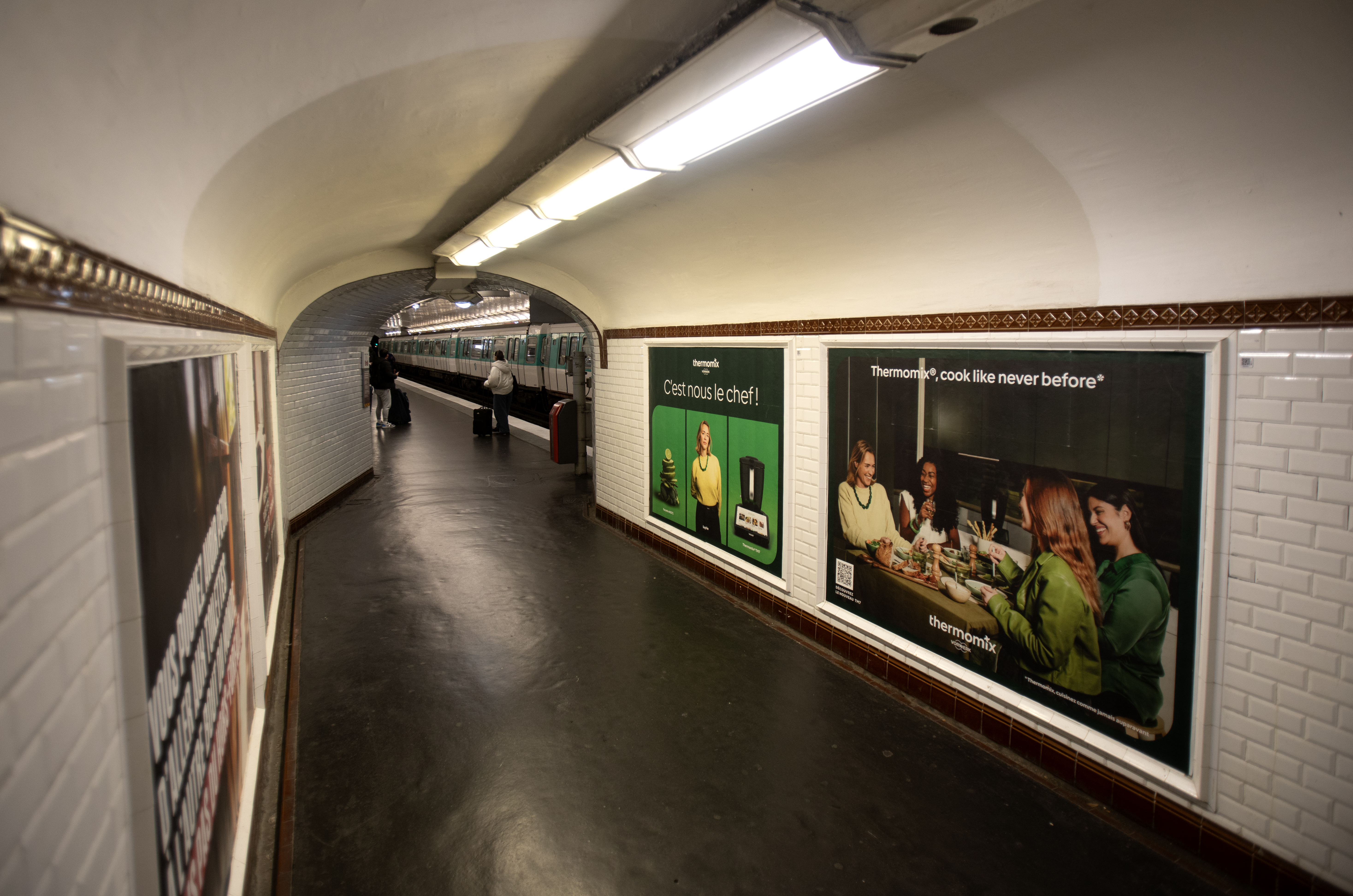 Thermomix campaign on Paris metro platform